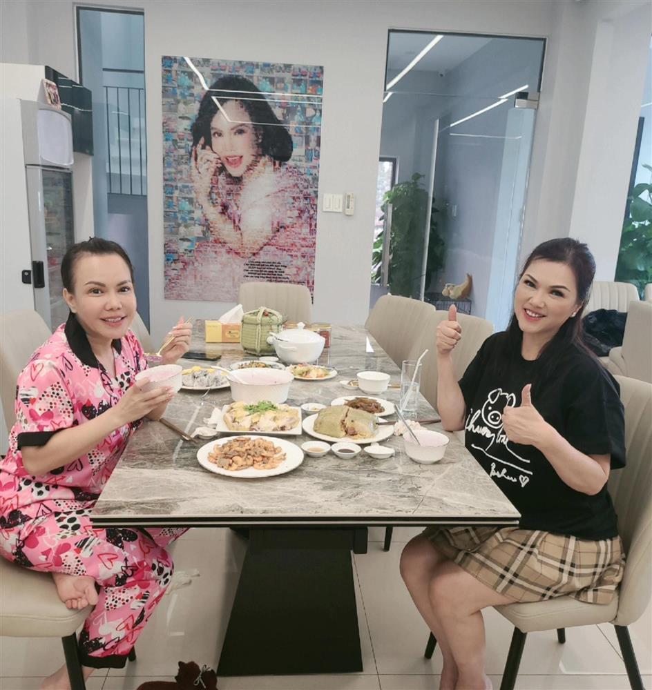 Bà xã Chí Tài thăm chồng tại nhà thờ Tổ của Hoài Linh-4