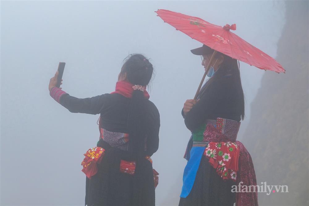 Chạy ô tô vượt hàng trăm cây, cắm trại xuyên đêm canh tuyết ở Y Tý-12