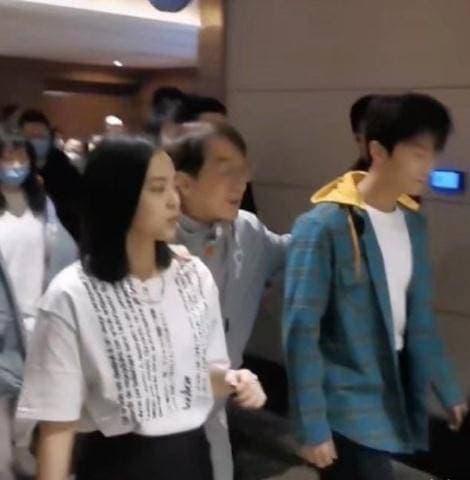 Hoàn cảnh gần đây của Thành Long: 67 tuổi cần 2 người dìu đi lại-1