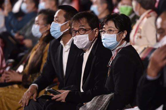 Hoàn cảnh gần đây của Thành Long: 67 tuổi cần 2 người dìu đi lại-3