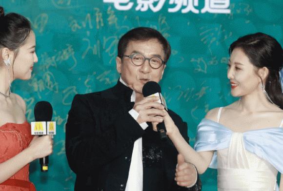 Hoàn cảnh gần đây của Thành Long: 67 tuổi cần 2 người dìu đi lại-4