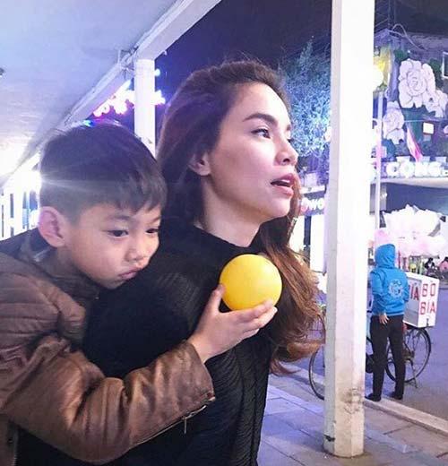 Sao Việt cõng con: Diệp Lâm Anh đi cà kheo, Hòa Minzy gây xót xa-7