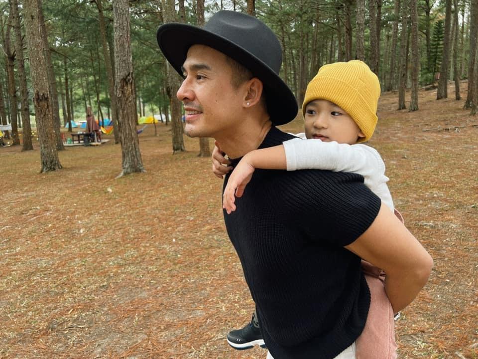 Sao Việt cõng con: Diệp Lâm Anh đi cà kheo, Hòa Minzy gây xót xa-9