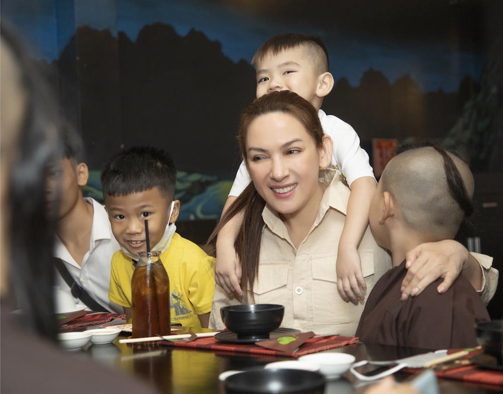 Sao Việt cõng con: Diệp Lâm Anh đi cà kheo, Hòa Minzy gây xót xa-4