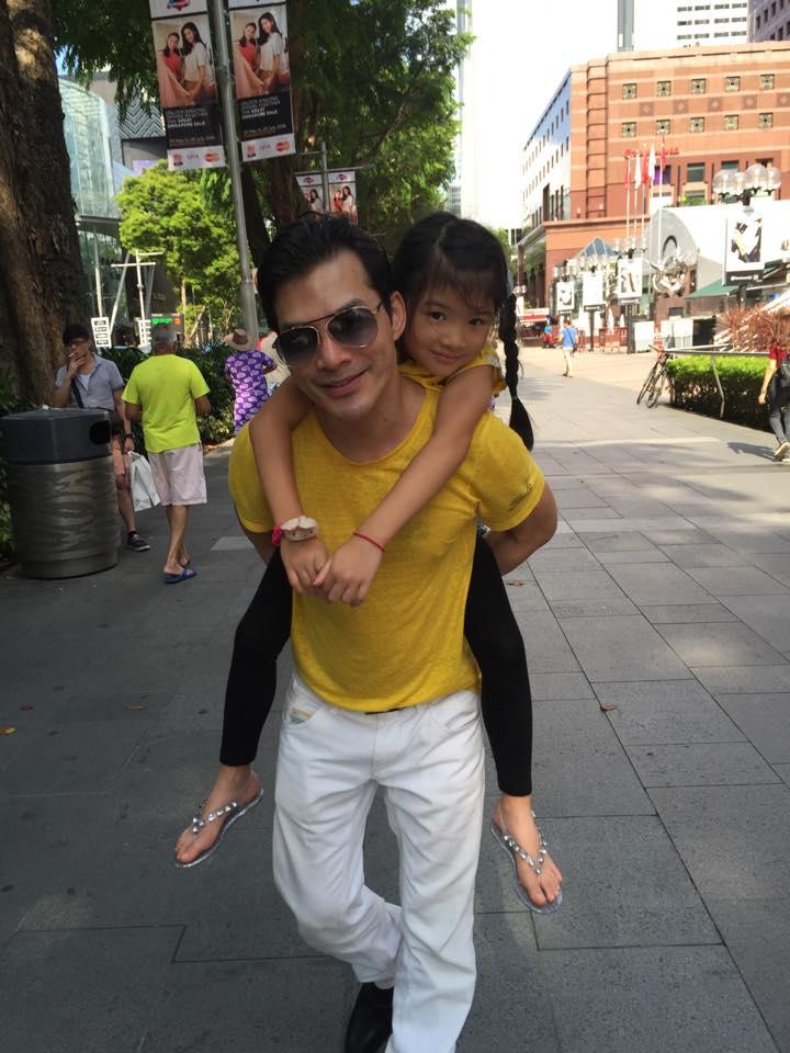 Sao Việt cõng con: Diệp Lâm Anh đi cà kheo, Hòa Minzy gây xót xa-12