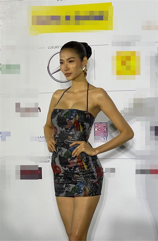 Hoàng Thùy gặp sự cố í ẹ khi catwalk trên thảm đỏ-2