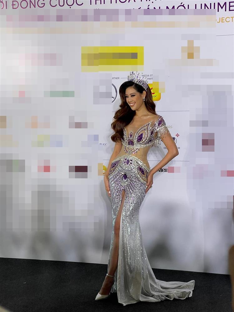 Hoàng Thùy gặp sự cố í ẹ khi catwalk trên thảm đỏ-7