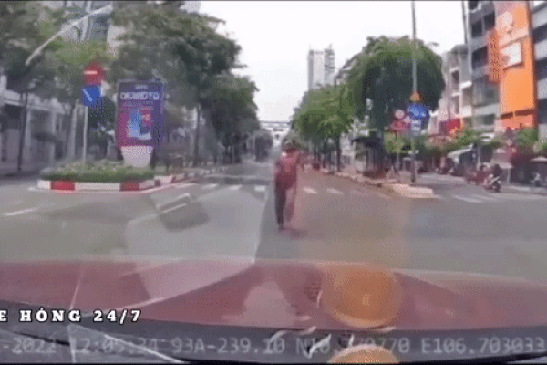 Clip: Đang ngồi chờ xe buýt, cô gái bị ô tô tông tử vong-2