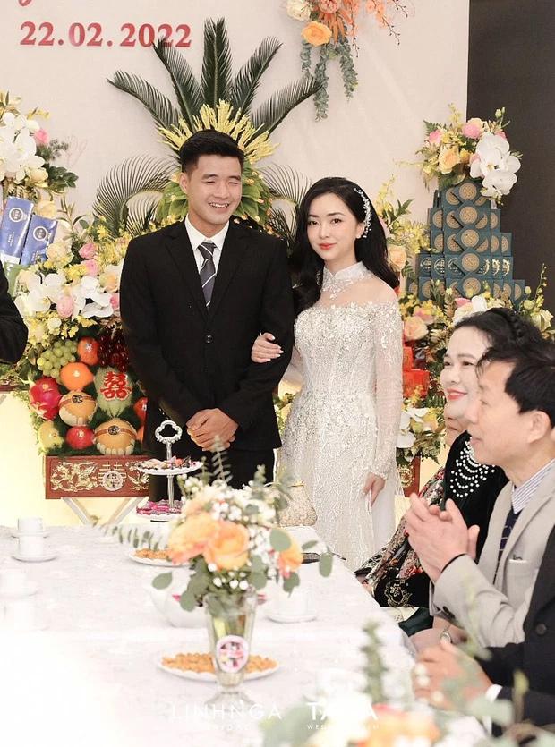 Hé lộ giá trị đắt đỏ áo dài vợ Hà Đức Chinh mặc trong đám cưới-1