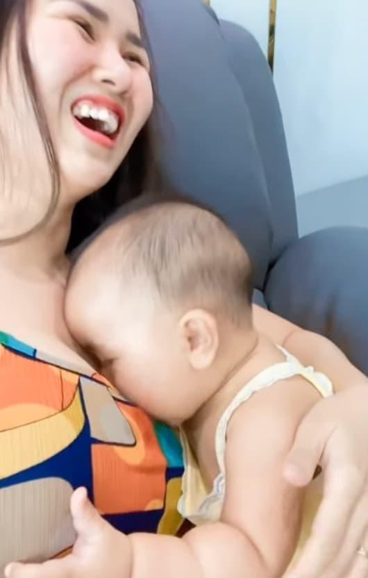 Phản ứng của Võ Hạ Trâm khi con giở quẻ đòi bú ngay livestream-4