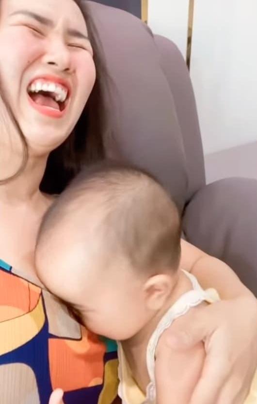 Phản ứng của Võ Hạ Trâm khi con giở quẻ đòi bú ngay livestream-5