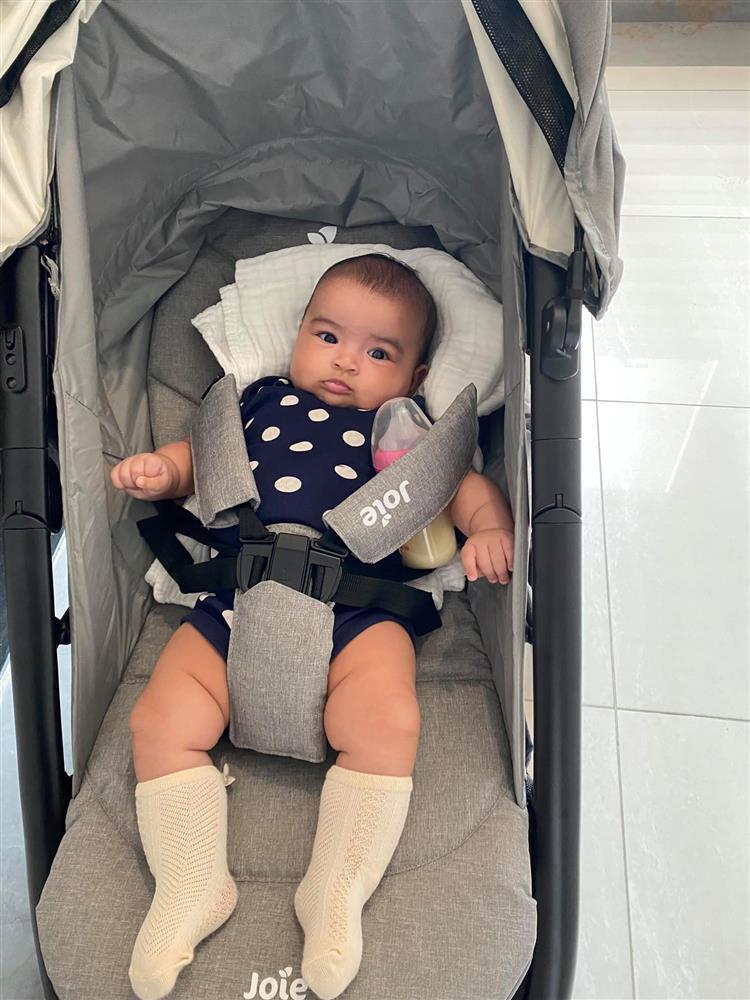 Phản ứng của Võ Hạ Trâm khi con giở quẻ đòi bú ngay livestream-7