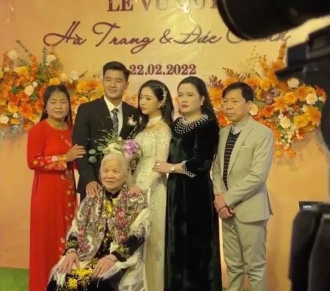 Cô dâu Đức Chinh qua ảnh chụp vội, nhan sắc thế nào?-1