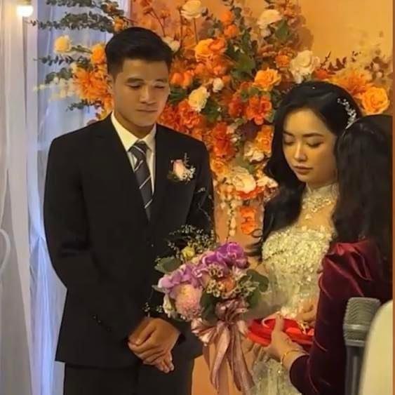 Cô dâu Đức Chinh qua ảnh chụp vội, nhan sắc thế nào?-4