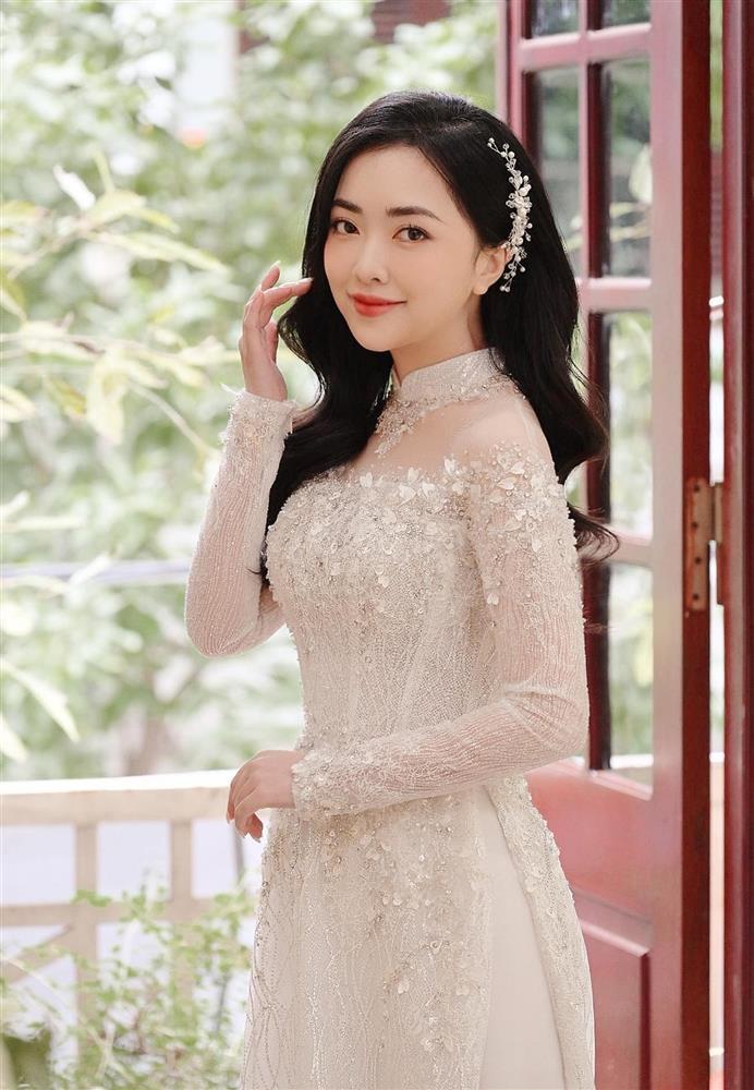 Cô dâu Đức Chinh qua ảnh chụp vội, nhan sắc thế nào?-7