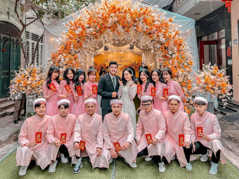 Cô dâu Đức Chinh qua ảnh chụp vội, nhan sắc thế nào?-9