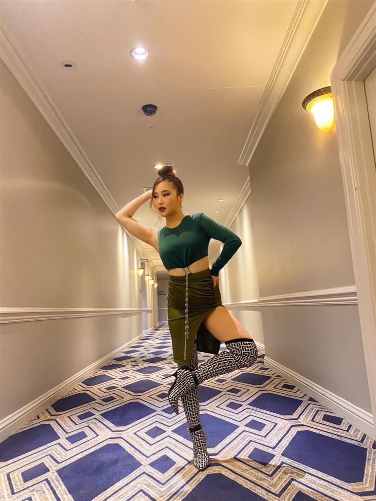 Hương Tràm lần đầu tiên catwalk, dáng pose lạ lắm à nghen-2