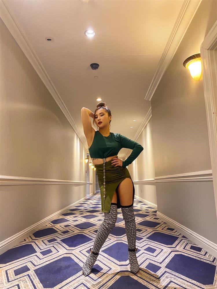 Hương Tràm lần đầu tiên catwalk, dáng pose lạ lắm à nghen-3