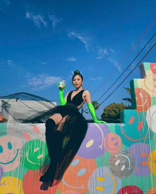 Hương Tràm lần đầu tiên catwalk, dáng pose lạ lắm à nghen-5