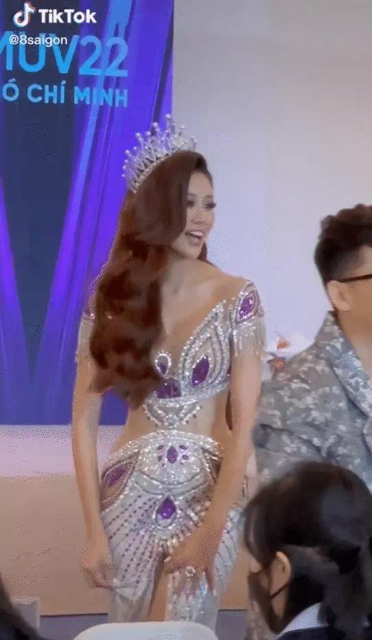 Hoa hậu Khánh Vân diện đầm xẻ cao đến nỗi tơ hơ cả tam giác-9