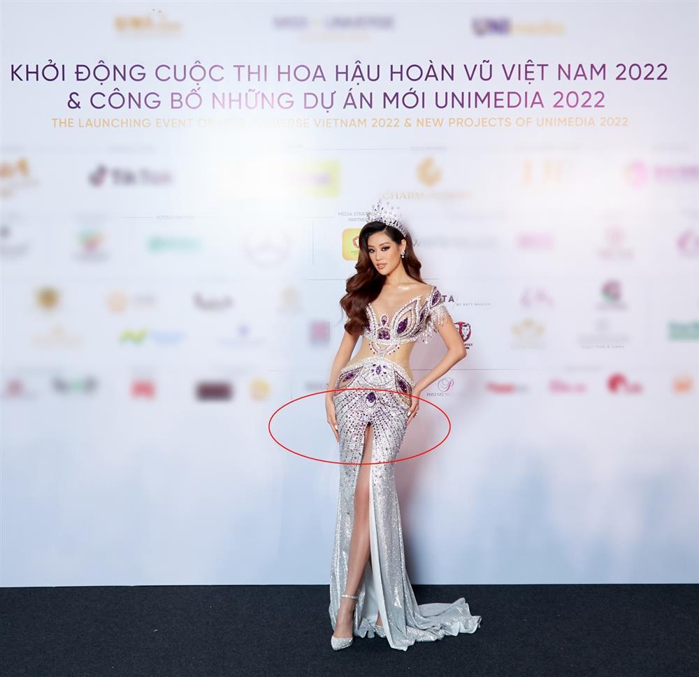 Hoa hậu Khánh Vân diện đầm xẻ cao đến nỗi tơ hơ cả tam giác-3
