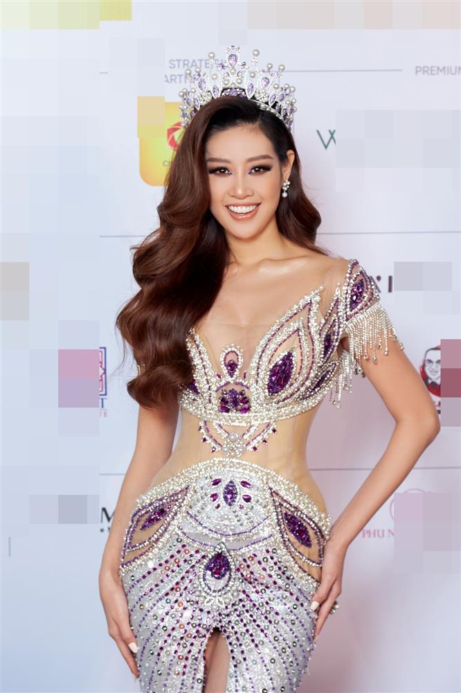 Hoa hậu Khánh Vân diện đầm xẻ cao đến nỗi tơ hơ cả tam giác-5