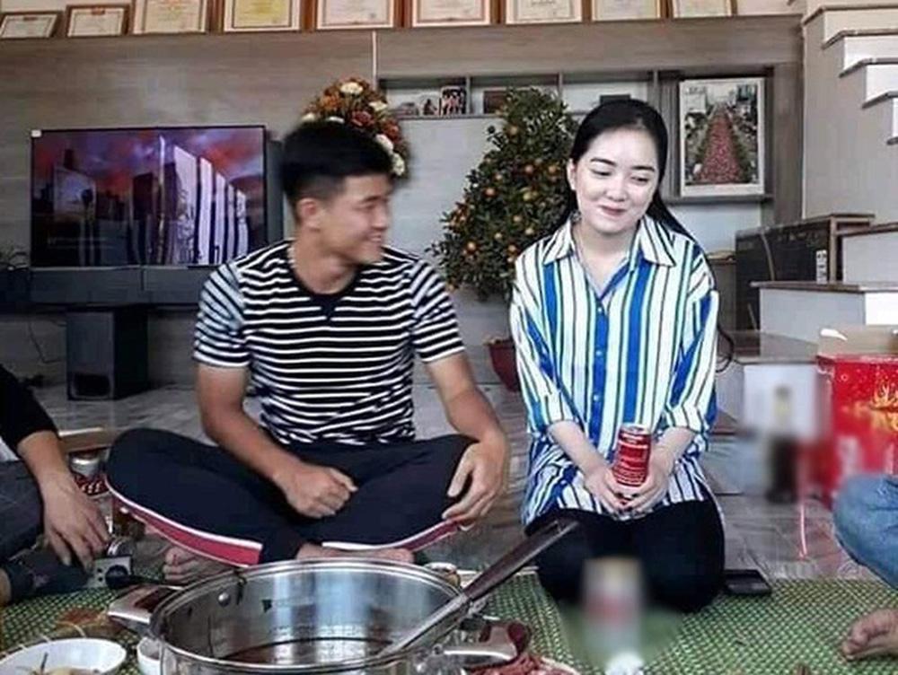 Vợ Đức Chinh: Kiếm tiền giỏi, từng bị chỉ trích đu bám bạn trai-3