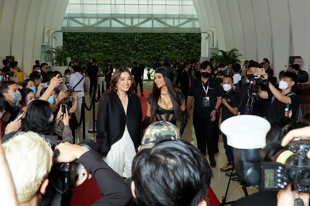 HHen Niê nay chất quá nhìn không ra, ngực khủng lấn át Lệ Hằng-3