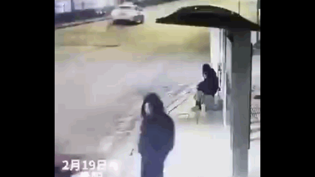 Clip: Đang ngồi chờ xe buýt, cô gái bị ô tô tông tử vong-1