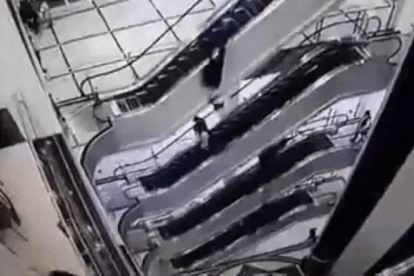 Clip: Kinh hãi tai nạn người phụ nữ đẩy xe lăn lên thang cuốn-1