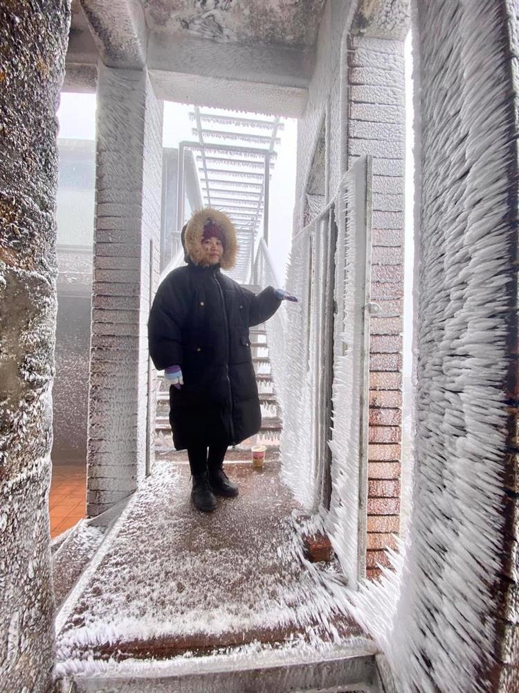 Băng giá dày đặc tạo nên kiệt tác nghệ thuật ở đỉnh Mẫu Sơn-4