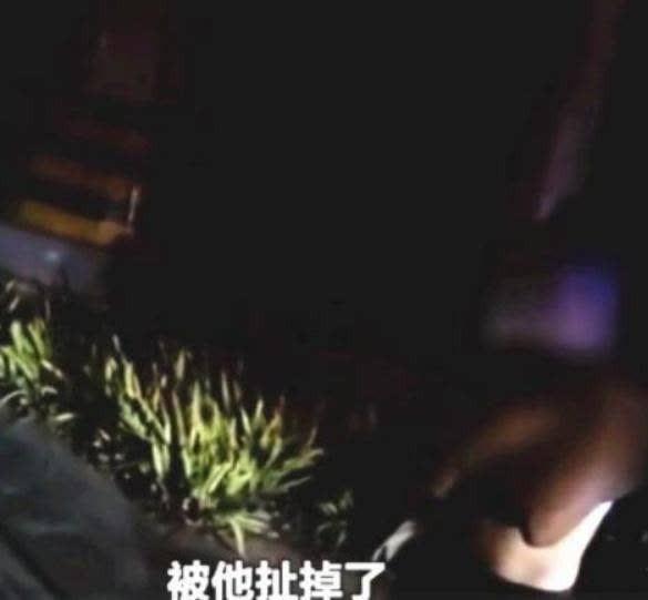 Nghi bị cắm sừng, chồng lột sạch quần áo vợ bỏ mặc giữa đường-1