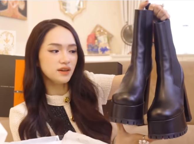 Đôi boots siêu khủng của Versace có giá hơn 38 triệu đồng