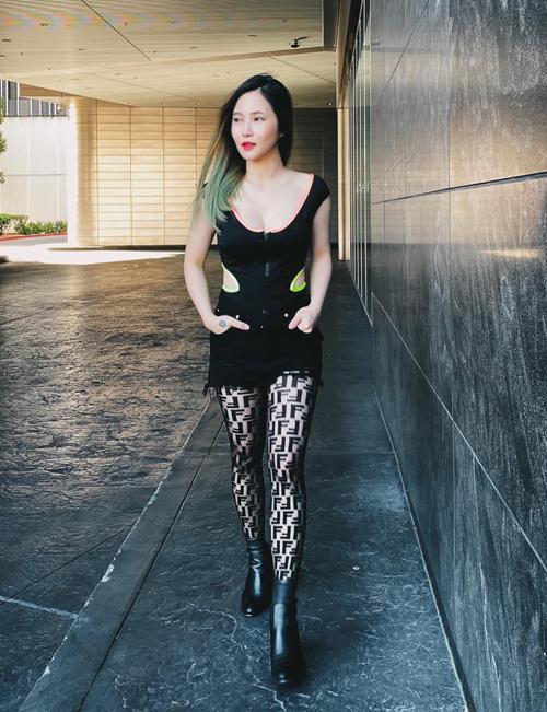 Hương Tràm khoe vòng 2 to tướng như mang bầu-8