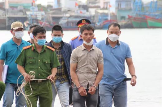 Kẻ ném con gái 5 tuổi xuống sông Trường Giang bị khởi tố tội giết người-1