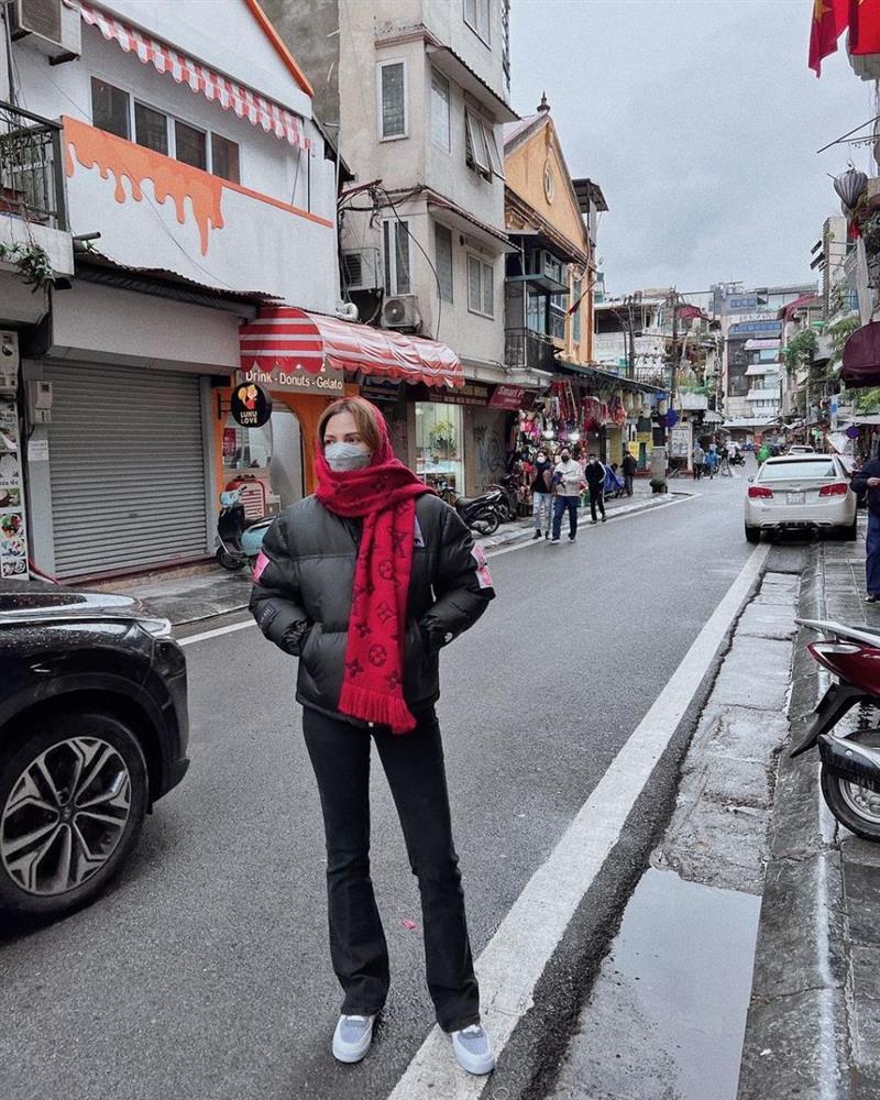 Sao Việt mặc như chết rét ở Hà Nội 8 độ, riêng Ngọc Trinh hở hết cỡ-4