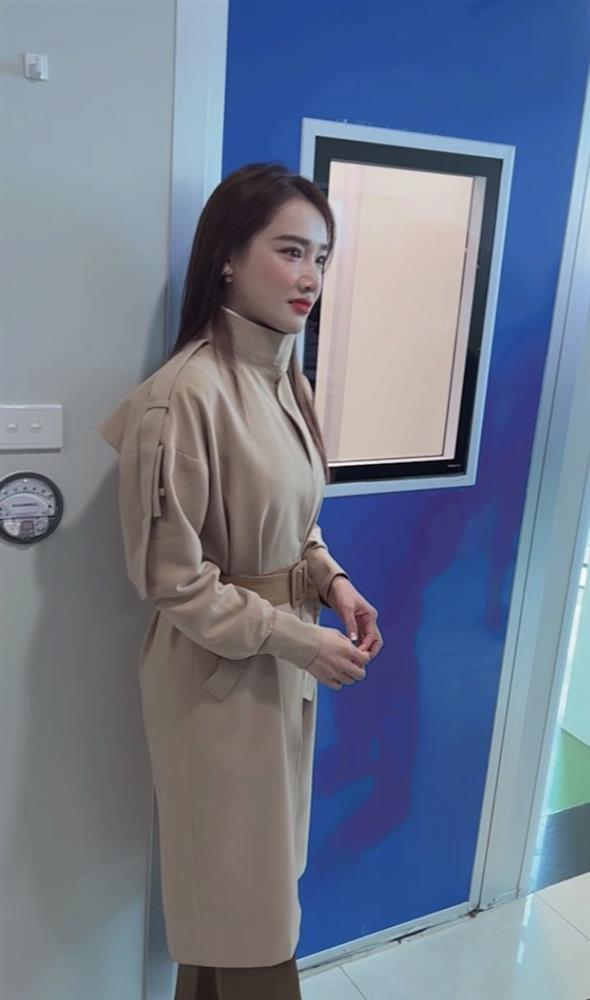 Sao Việt mặc như chết rét ở Hà Nội 8 độ, riêng Ngọc Trinh hở hết cỡ-5