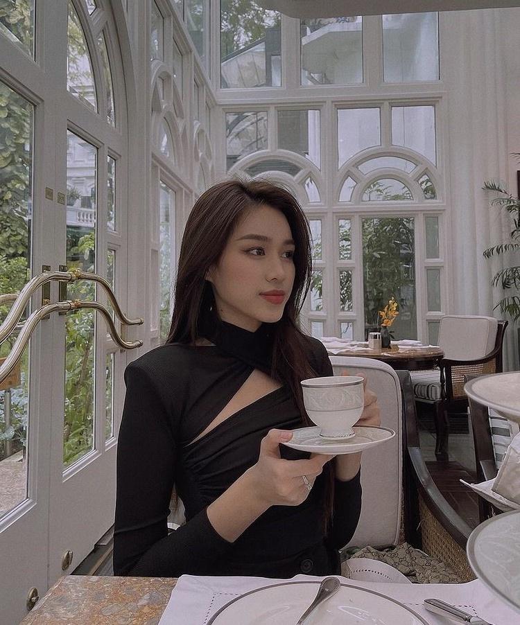 Sao Việt mặc như chết rét ở Hà Nội 8 độ, riêng Ngọc Trinh hở hết cỡ-7