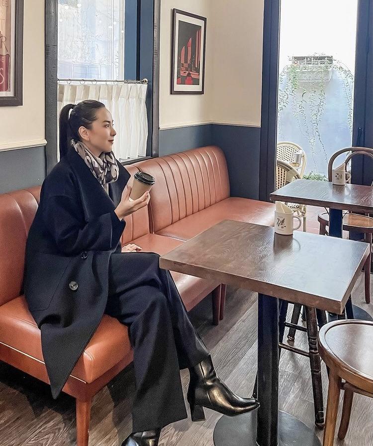 Sao Việt mặc như chết rét ở Hà Nội 8 độ, riêng Ngọc Trinh hở hết cỡ-8