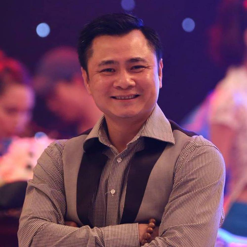 NSND Tự Long chụp ảnh cùng bố, dân mạng xuýt xoa vì gia thế khủng-1