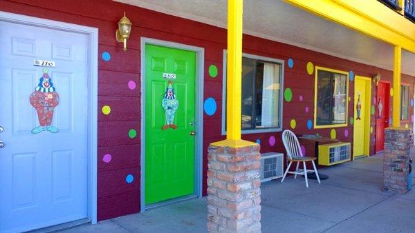 Nhà nghỉ Chú hề đáng sợ nhất thế giới-2