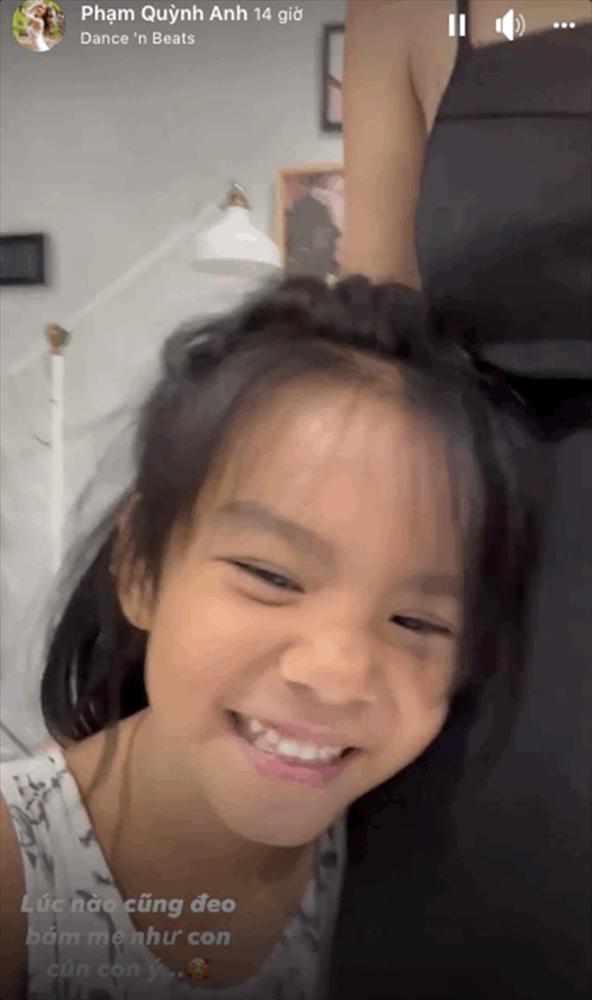 Vui đùa cùng con gái, Phạm Quỳnh Anh tự để lộ vòng 2 lùm lùm-1
