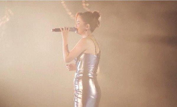 Vui đùa cùng con gái, Phạm Quỳnh Anh tự để lộ vòng 2 lùm lùm-2