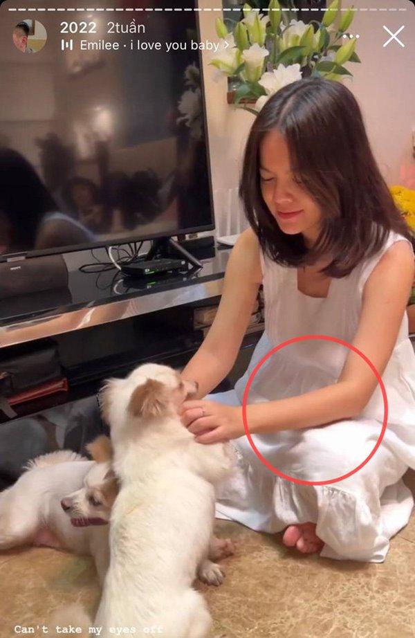 Vui đùa cùng con gái, Phạm Quỳnh Anh tự để lộ vòng 2 lùm lùm-3