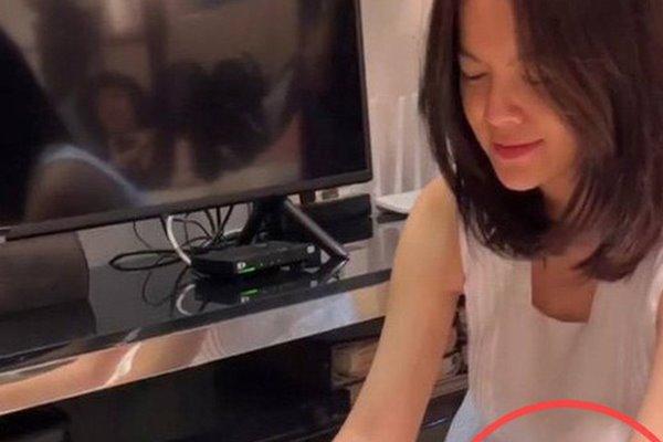 Phạm Quỳnh Anh lấy áo che bụng bầu rõ mười mươi khi đi hát-9