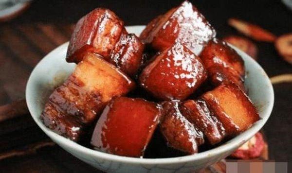 Làm thịt kho tàu, xào với đường phèn hay đường trắng ngon hơn?-1