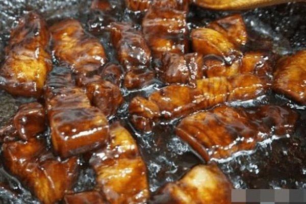 Làm thịt kho tàu, xào với đường phèn hay đường trắng ngon hơn?-4