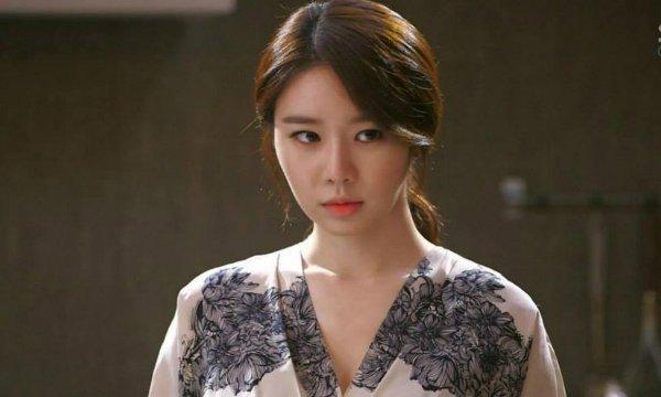 Biếu nhà bạn trai chai rượu 3 triệu, bác gái tặng lại hộp quà sốc óc-1