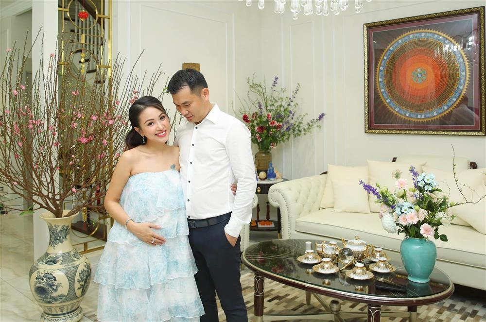 Bà bầu Vân Hugo phản ứng khi bị người lớn tuổi chửi-7