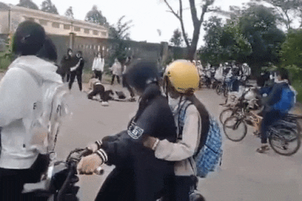 Clip: Nữ sinh ở Đà Nẵng bị bạn đánh đập dã man ngay trước cổng trường